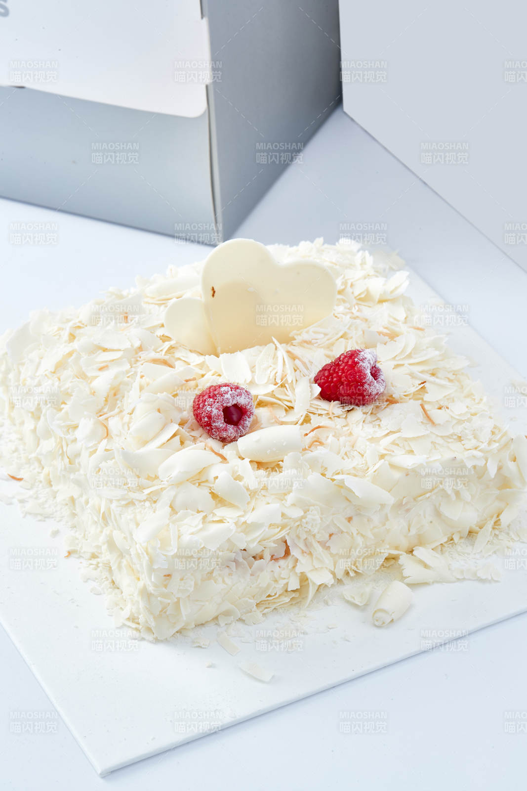 草莓白巧克力榴莲慕斯生日蛋糕图片