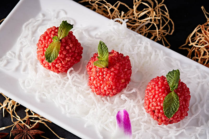 白瓷盘装的精美摆盘的荔枝大虾球图片