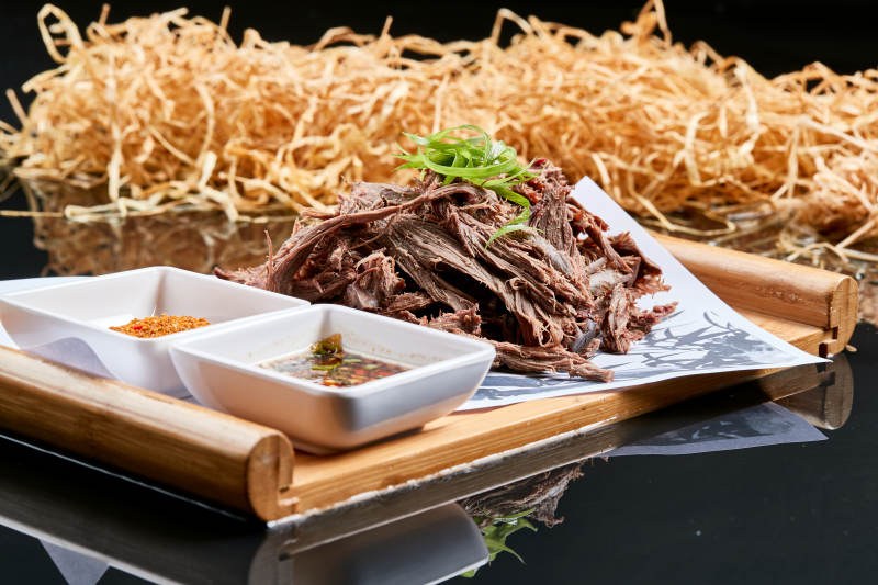 木质托盘装的手撕耗牛肉图片