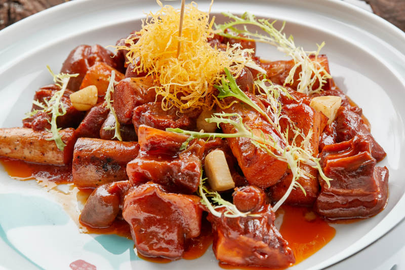 精美瓷餐具装的红烧带皮驴肉铁棍山药图片