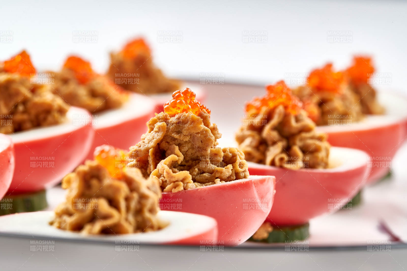 白色瓷盘装的蟹籽鸡蛋醸鹅肝图片