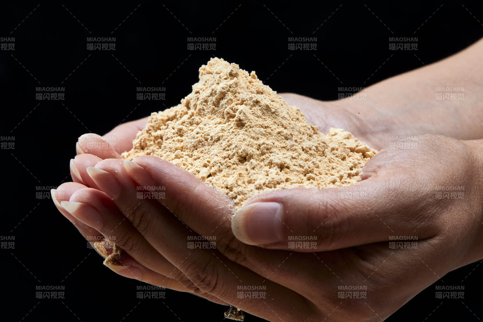 双手揉搓捧起的糊糊面豆糊面图片