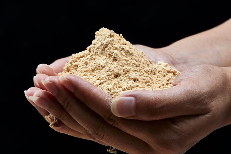 双手揉搓捧起的糊糊面豆糊面图片