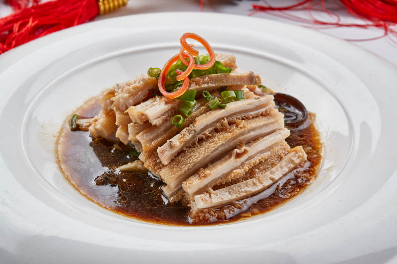 白色瓷盘装的凉拌猪肚丝图片