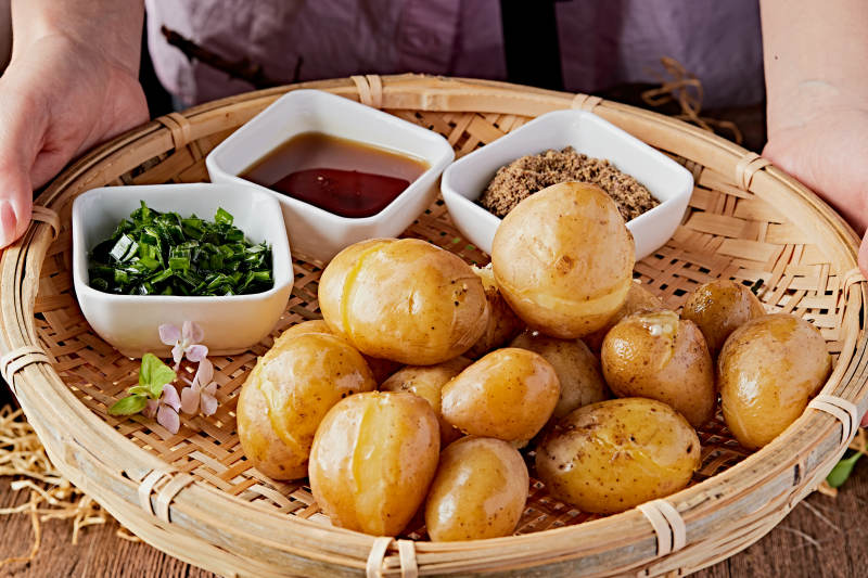 农家蘸酱香蒸小土豆图片