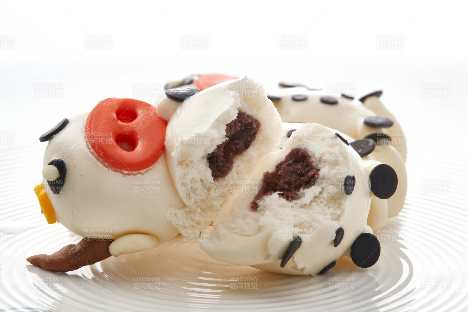 被色瓷盘装的茶餐美味牛牛造型豆沙包图片