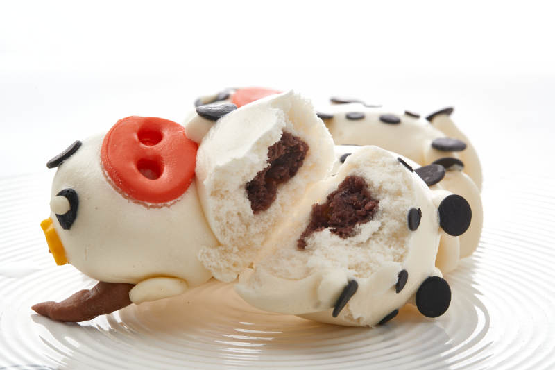 被色瓷盘装的茶餐美味牛牛造型豆沙包图片