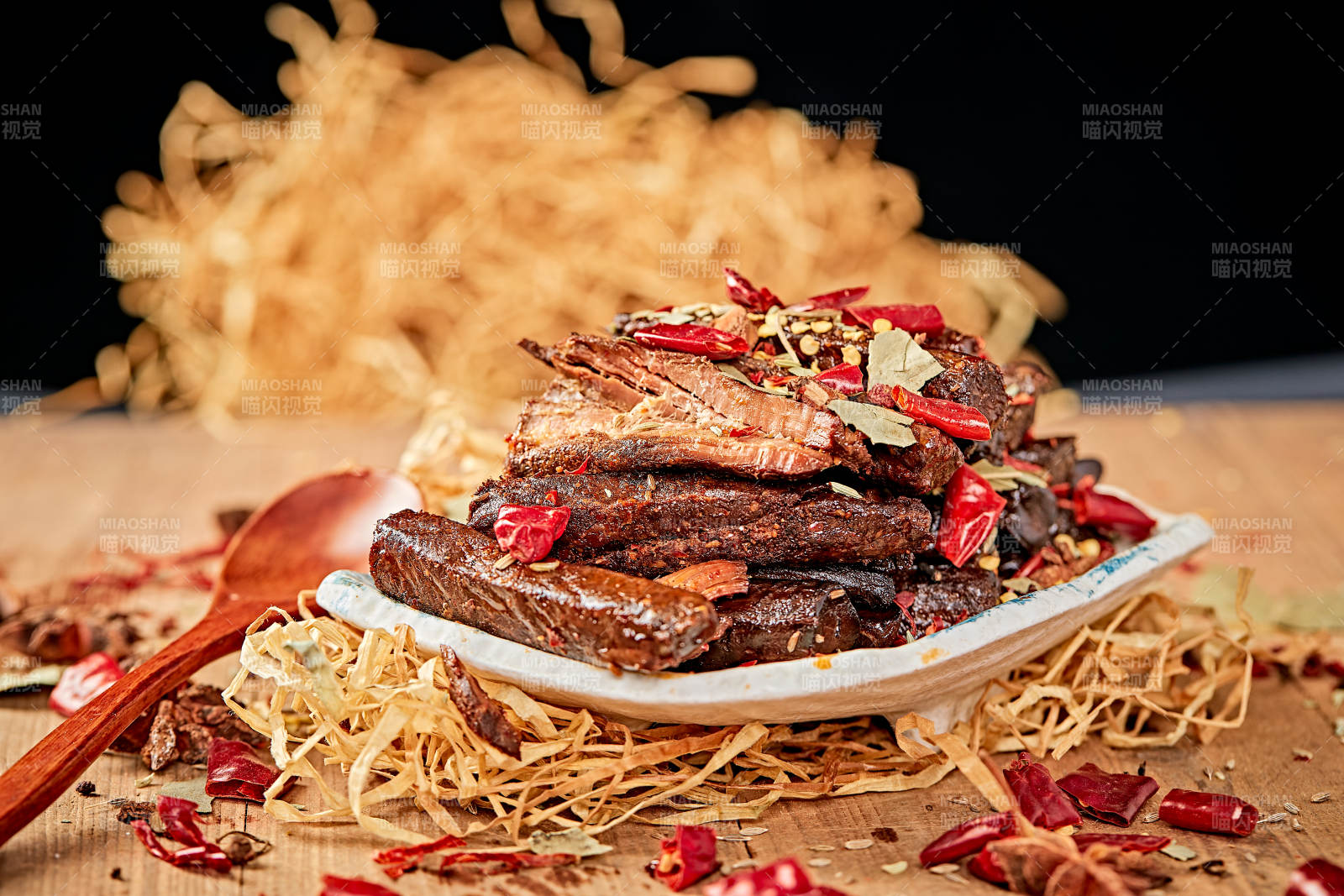 陶瓷餐具装摆的内蒙古特产牛肉干图片