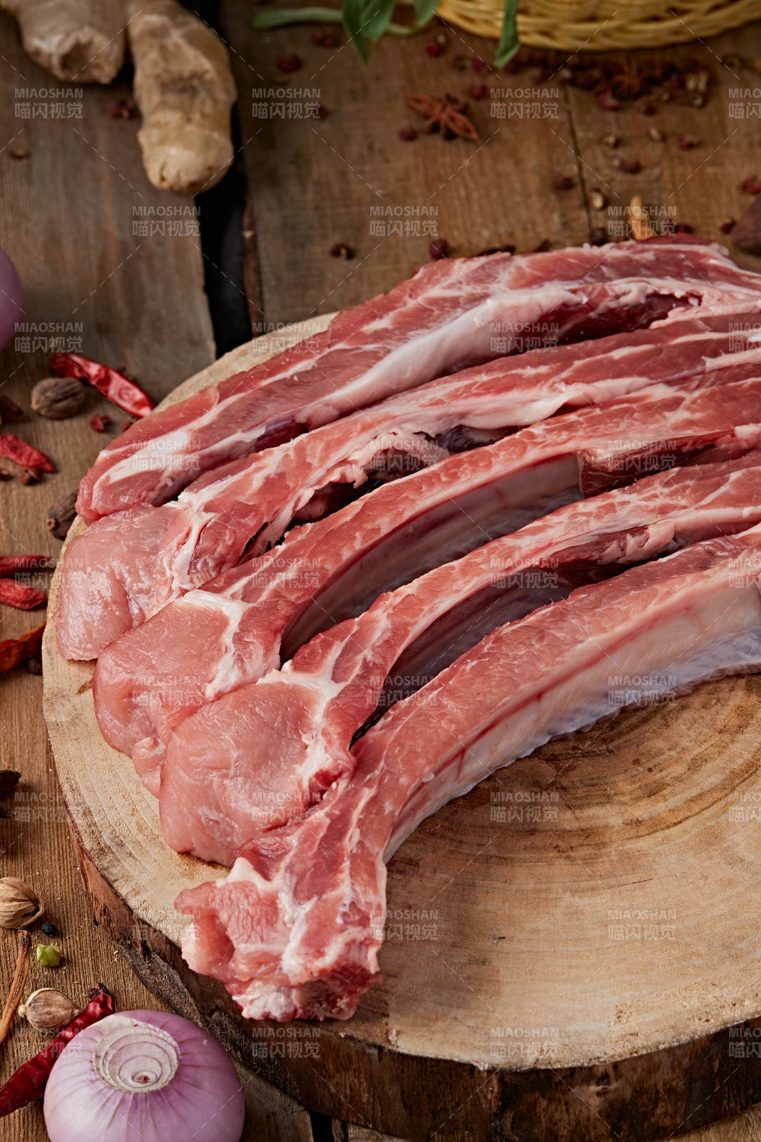 白色背景下的生鲜猪肋排图片