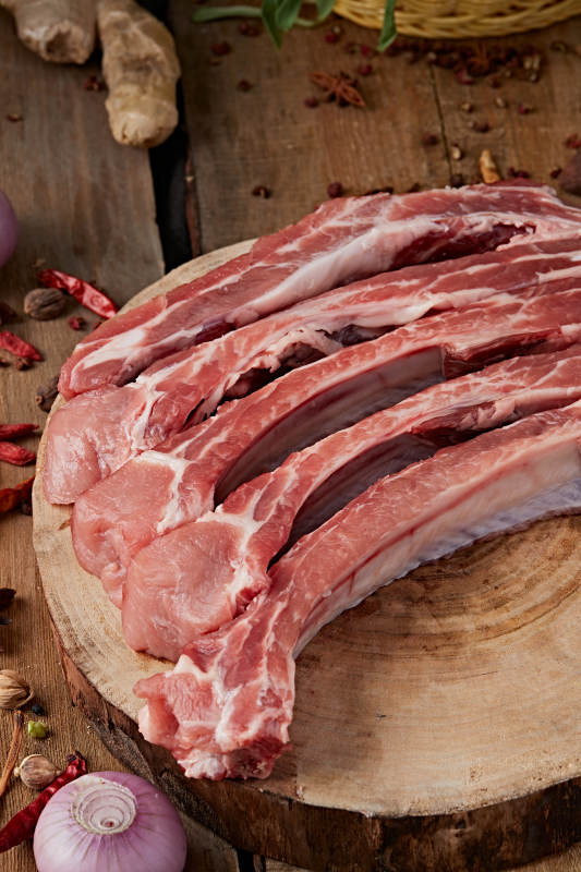 白色背景下的生鲜猪肋排图片