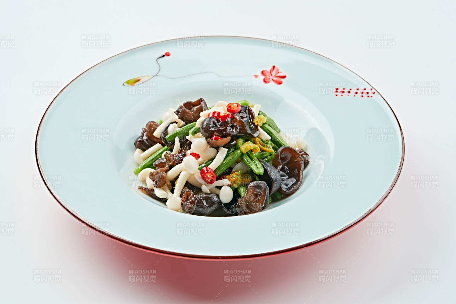 青色瓷盘装的瓜苗拌杂菌图片