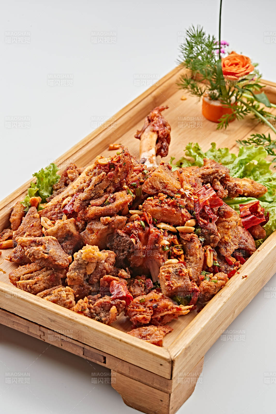 木质托盘装的油炸香辣火鸡腿图片