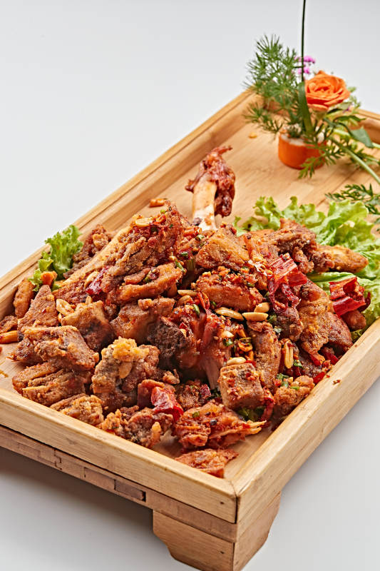 木质托盘装的油炸香辣火鸡腿图片