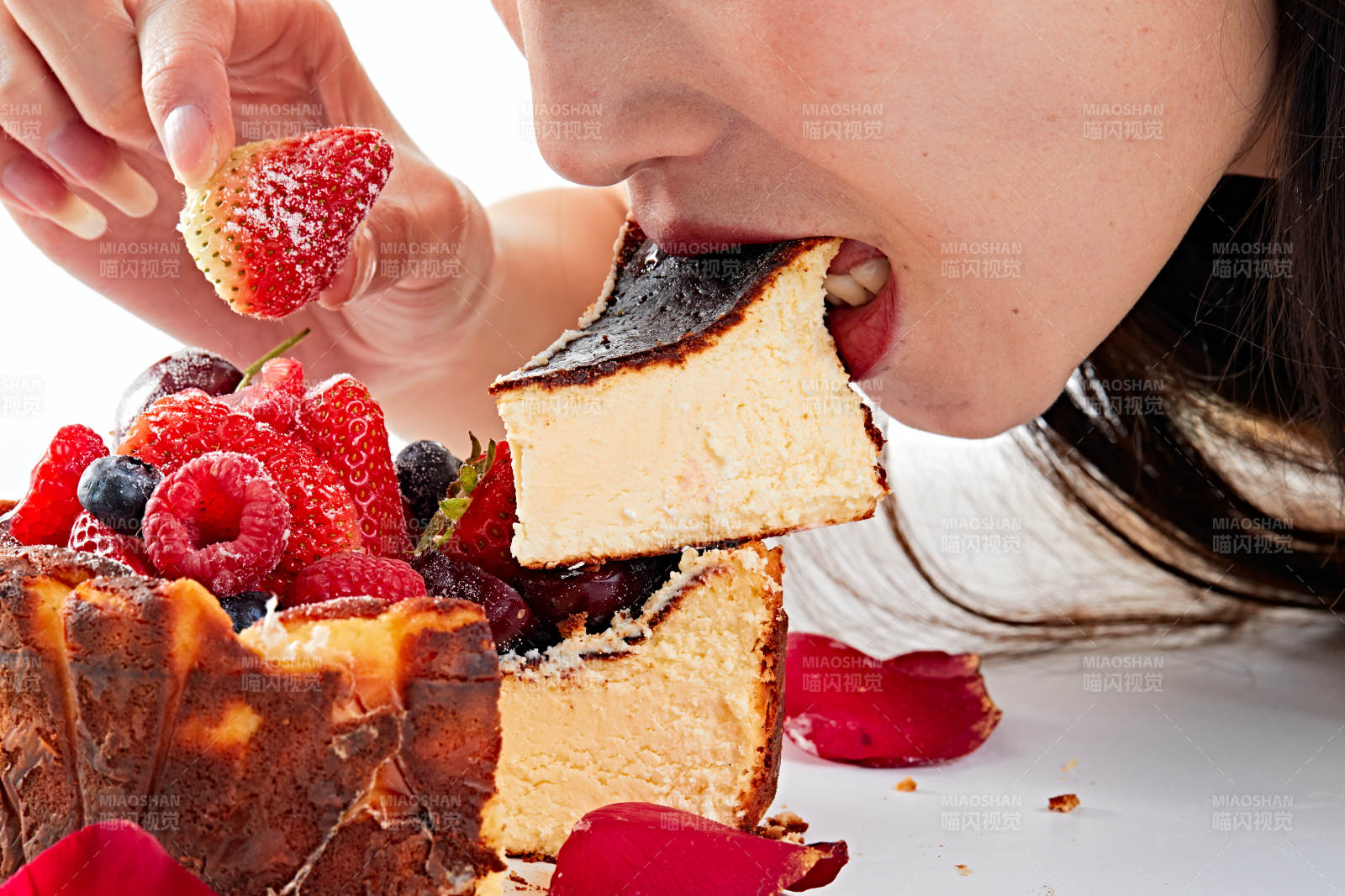 巴斯克芝士风暴鲜果乳酪蛋糕图片