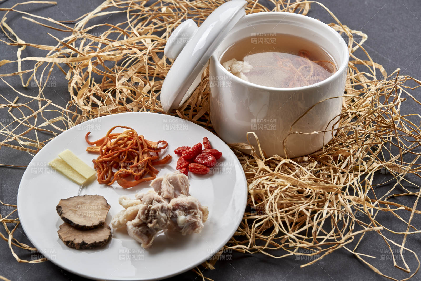 虫草花黑松露乳鸽枸杞养生汤图片