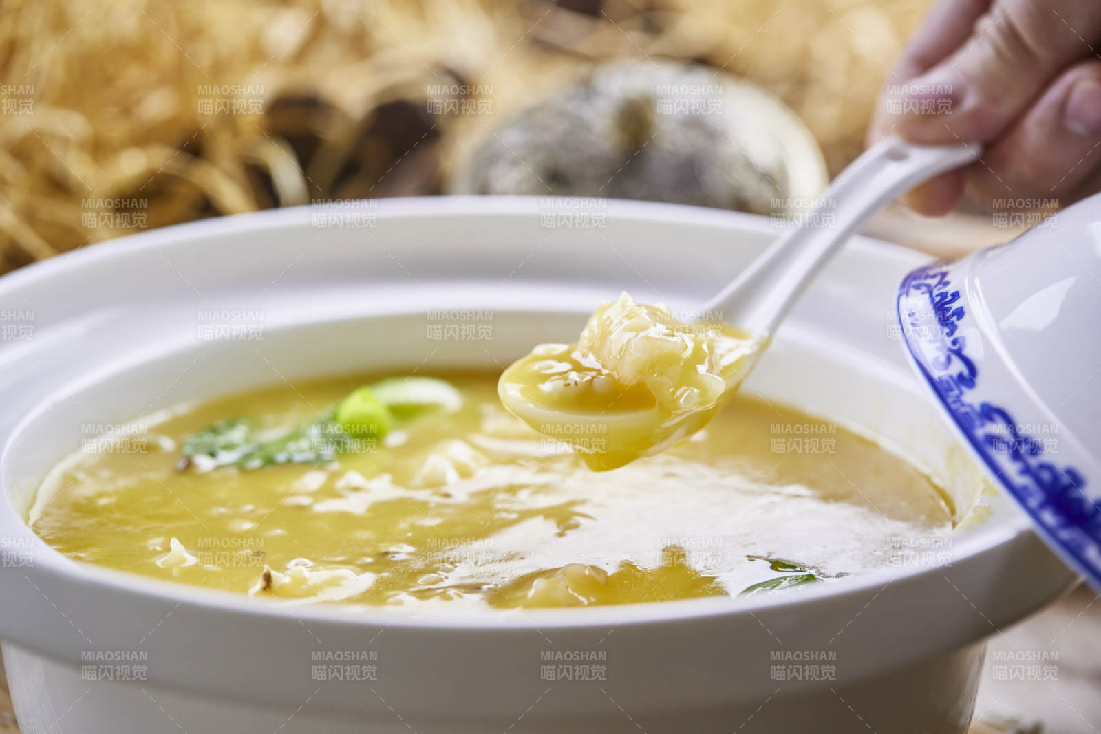 浓汤烩虾仁图片