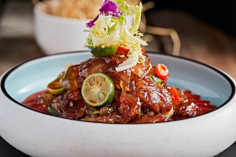 精美餐具装的老醋蛰头图片