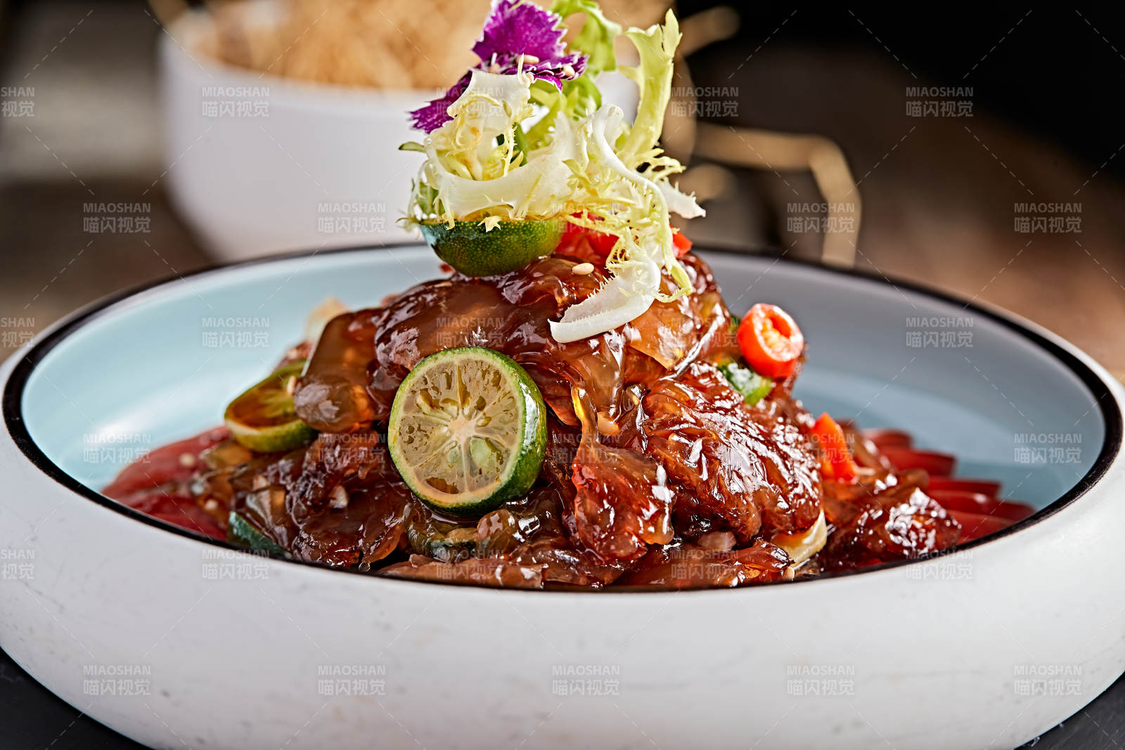 精美餐具装的老醋蛰头图片