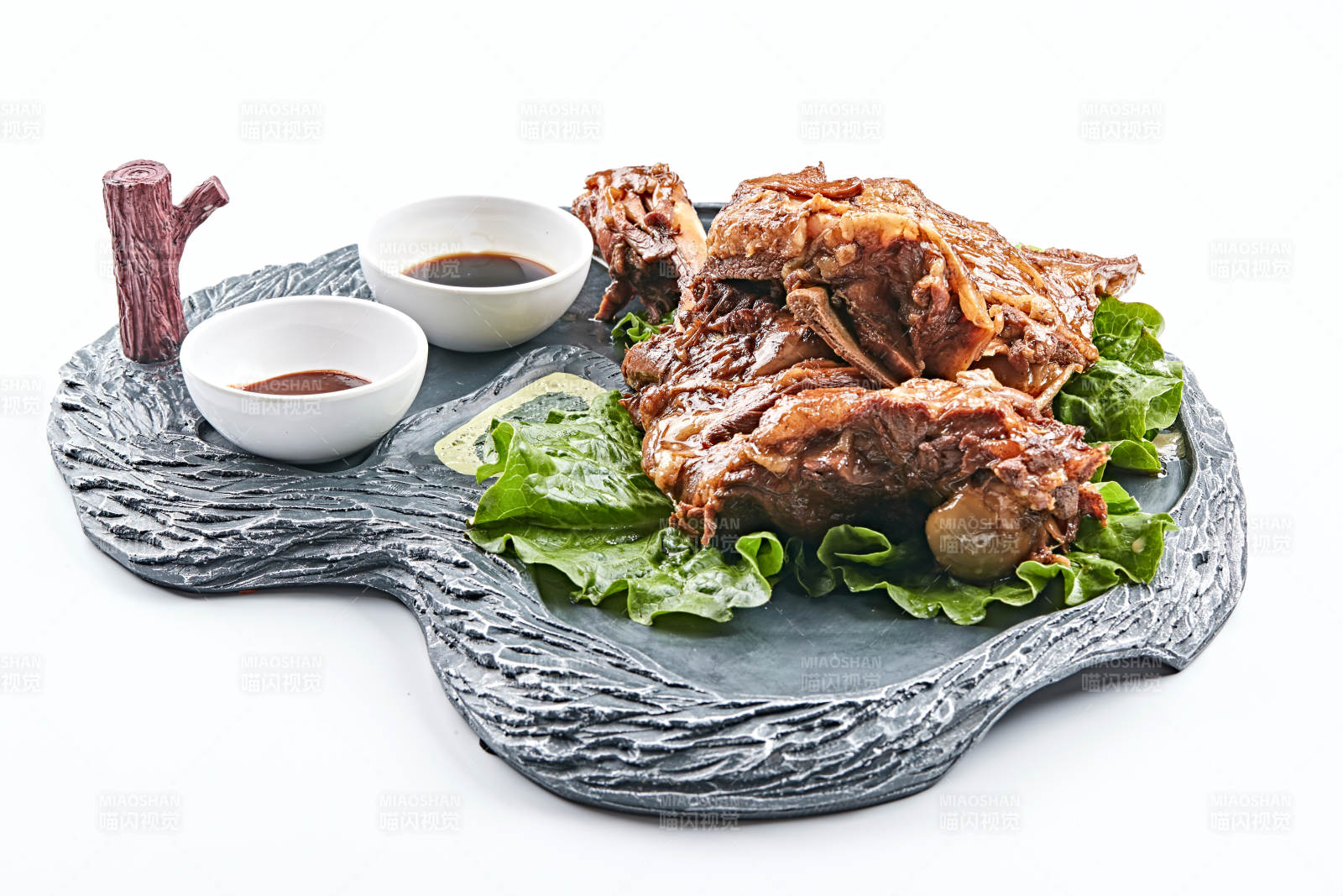 异形餐具装的卤味羊腿图片