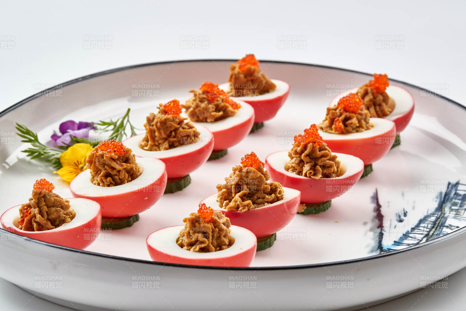 白色瓷盘装的蟹籽鸡蛋醸鹅肝图片