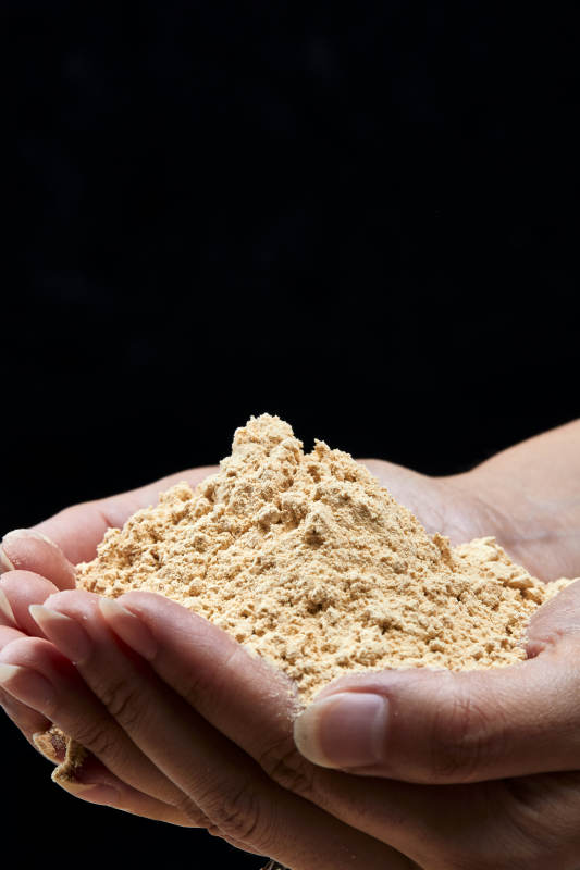 双手揉搓捧起的糊糊面豆糊面图片