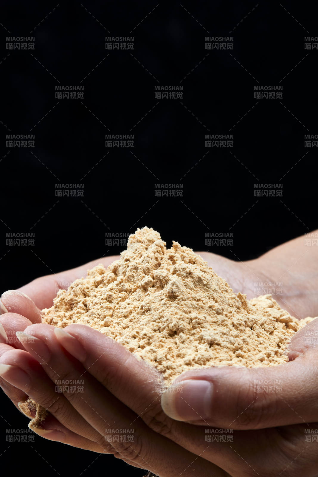 双手揉搓捧起的糊糊面豆糊面图片