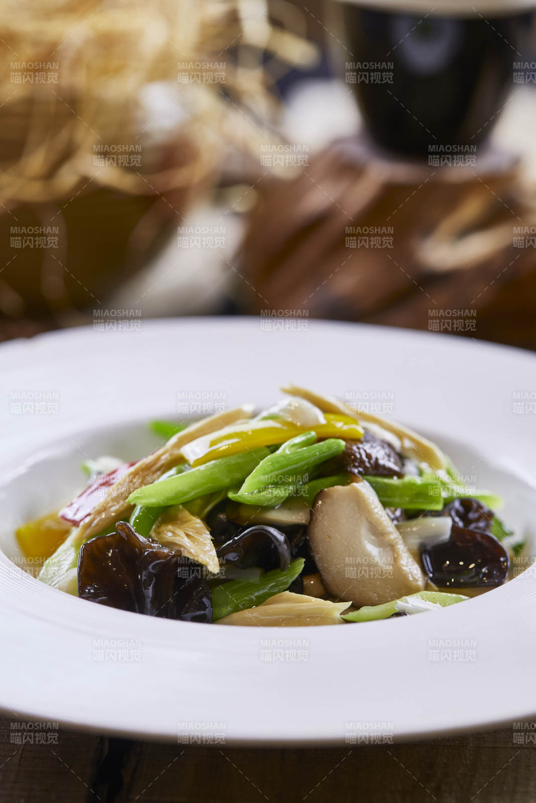 素食合炒彩椒木耳腐竹菜根香菇图片