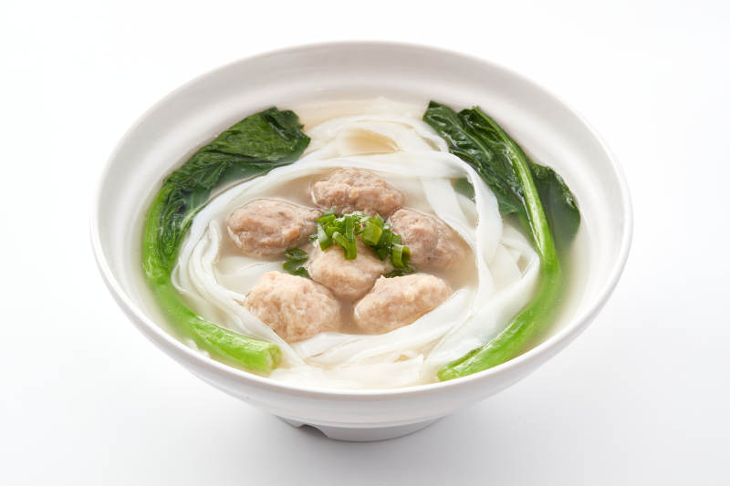 白色瓷碗装的广式河粉配牛丸图片