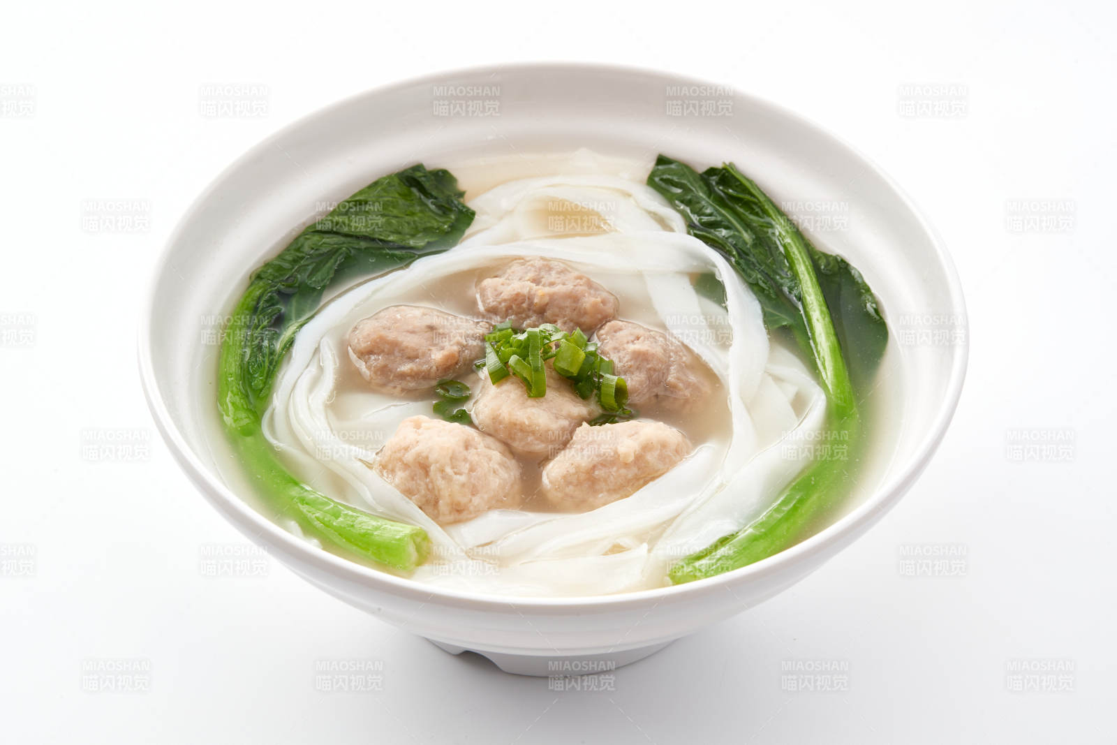 白色瓷碗装的广式河粉配牛丸图片
