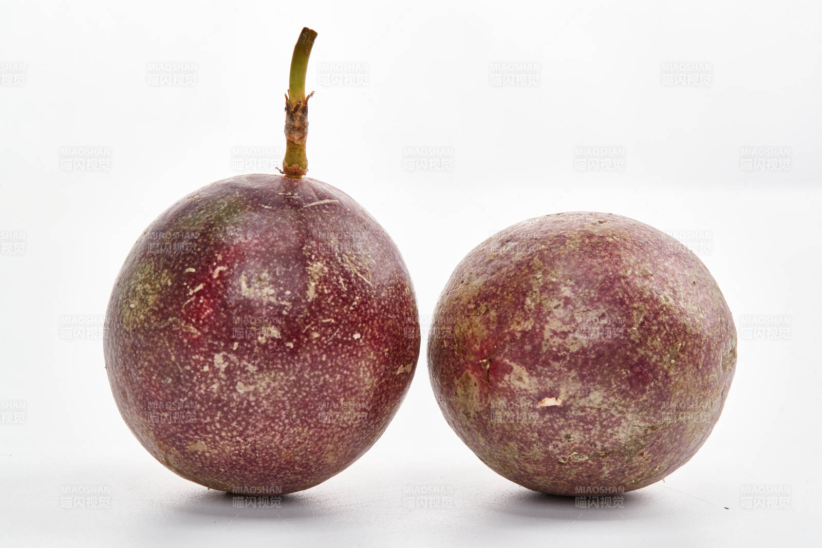 白色背景上摆放的新鲜百香果图片