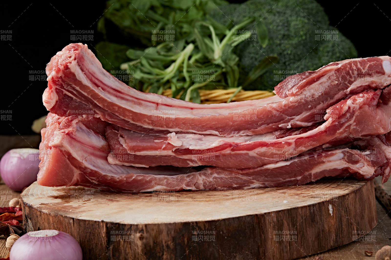 白色背景下的生鲜猪肋排图片