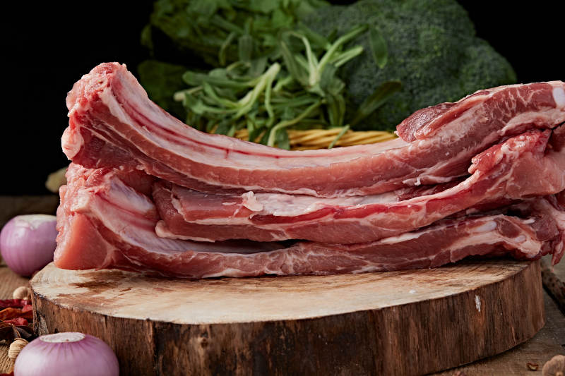 白色背景下的生鲜猪肋排图片