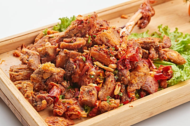 木质托盘装的油炸香辣火鸡腿图片