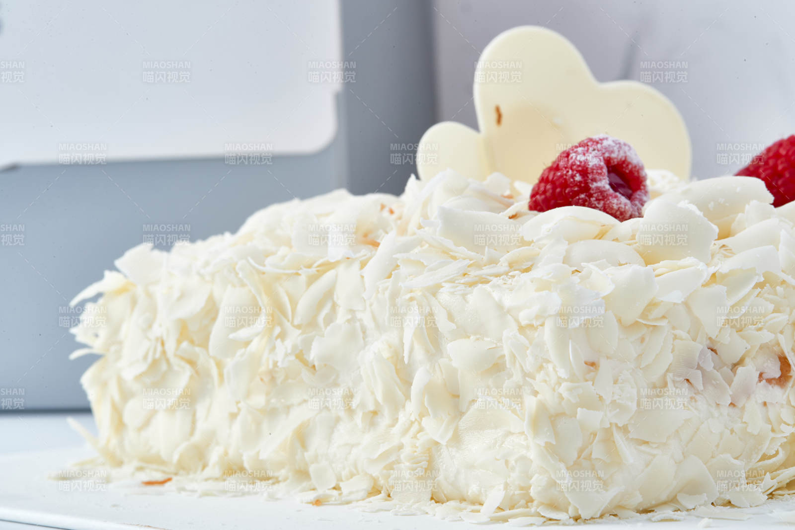 草莓白巧克力榴莲慕斯生日蛋糕图片