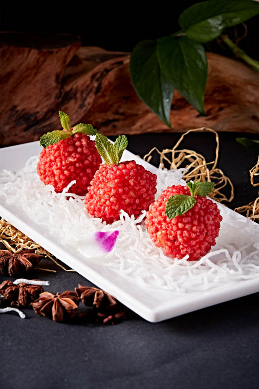 白瓷盘装的精美摆盘的荔枝大虾球图片