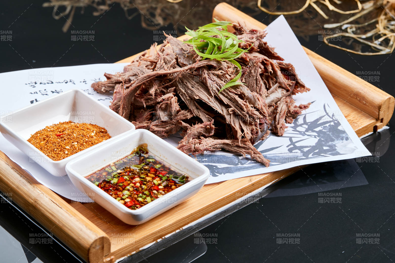 木质托盘装的手撕耗牛肉图片