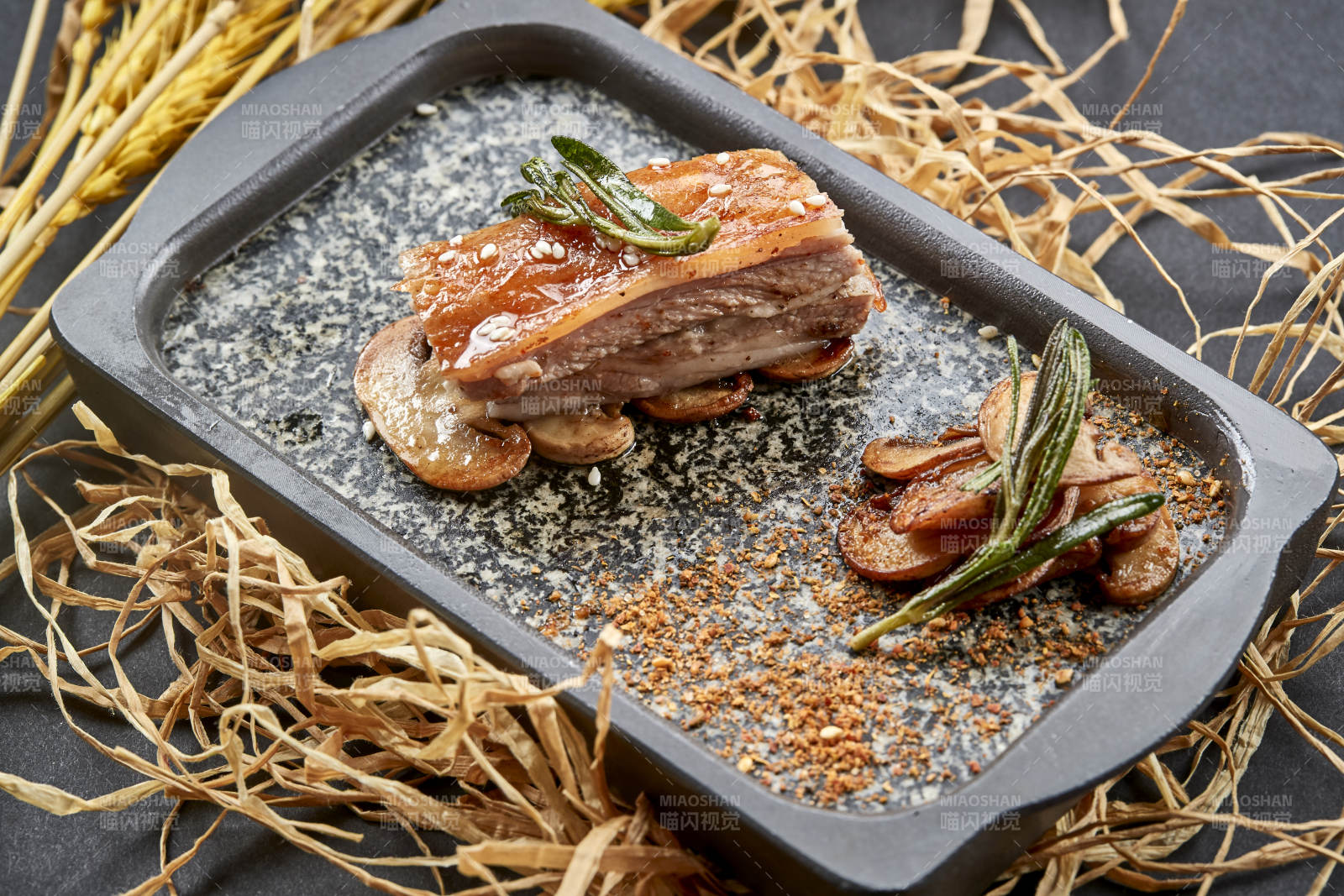 高档时尚蒙餐位菜铁板炭烤羊小排图片