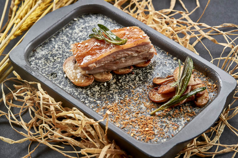 高档时尚蒙餐位菜铁板炭烤羊小排图片