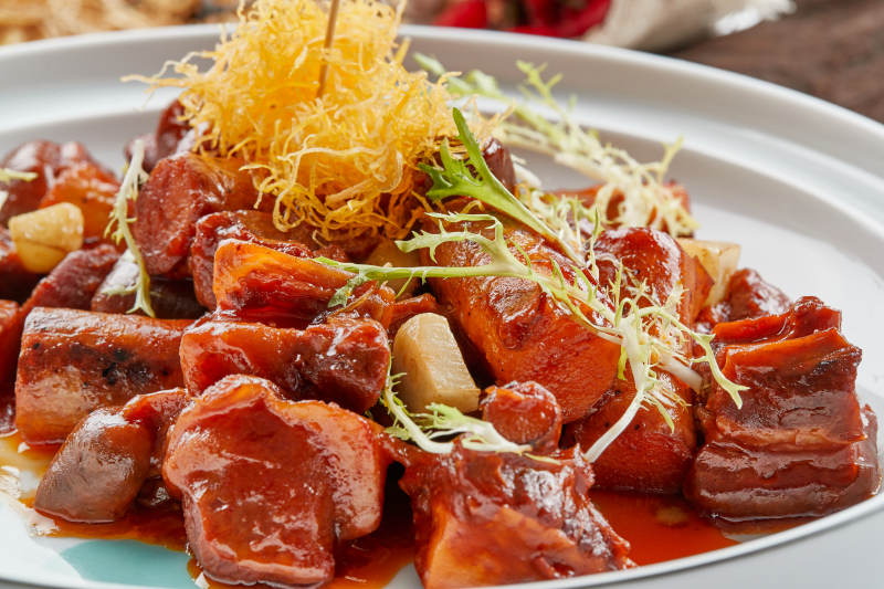 精美瓷餐具装的红烧带皮驴肉铁棍山药图片