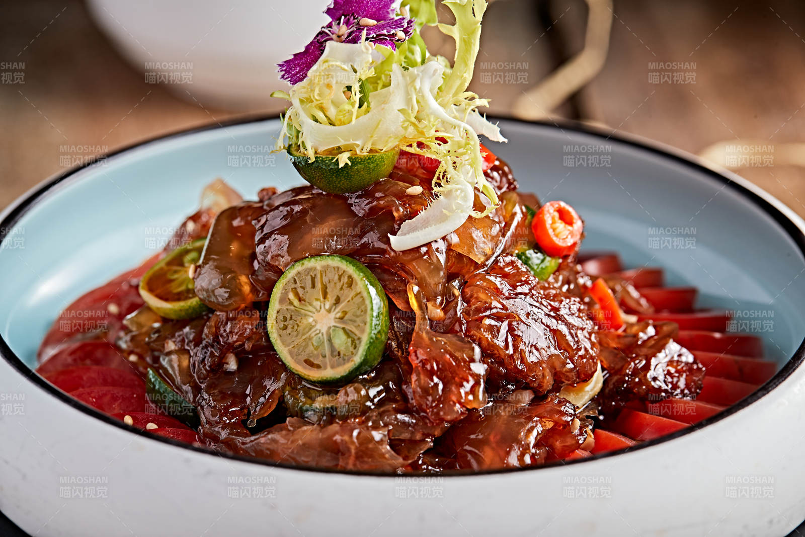 精美餐具装的老醋蛰头图片