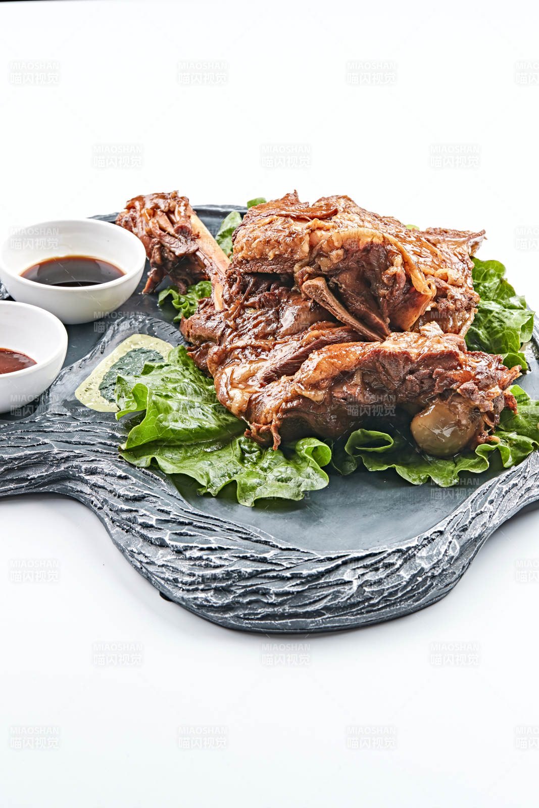 异形餐具装的卤味羊腿图片