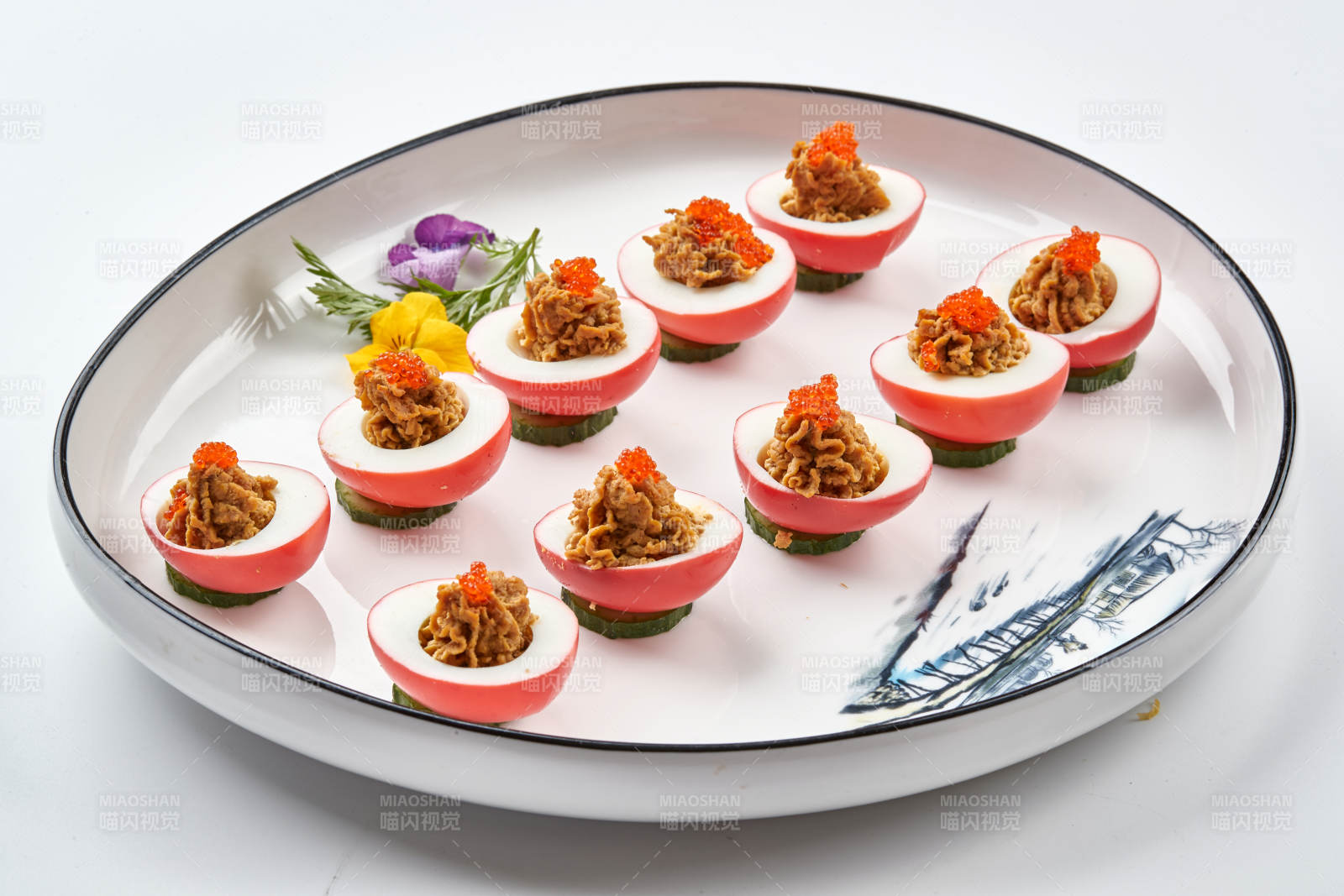 白色瓷盘装的蟹籽鸡蛋醸鹅肝图片