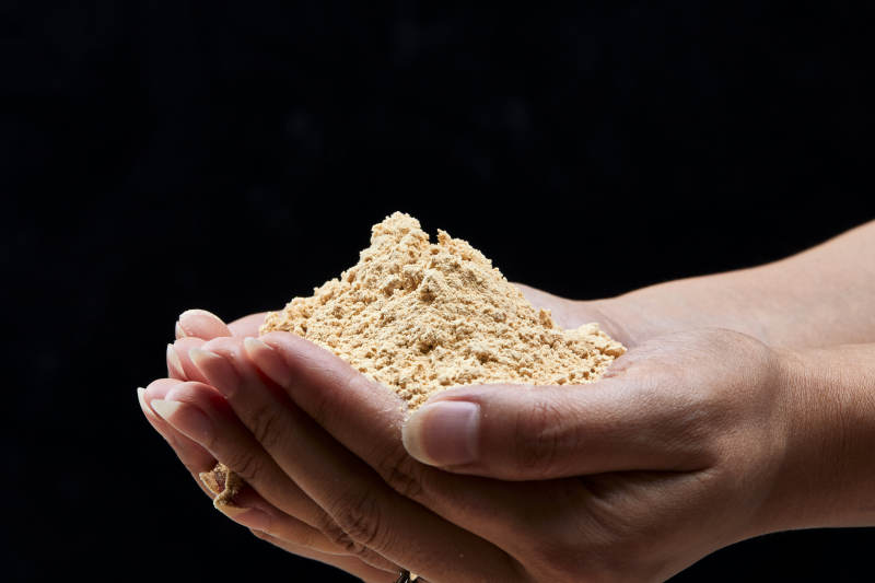 双手揉搓捧起的糊糊面豆糊面图片