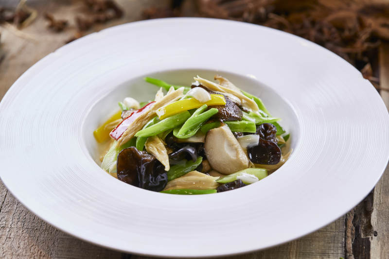 素食合炒彩椒木耳腐竹菜根香菇图片