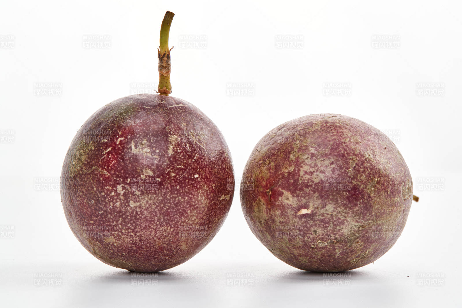 白色背景上摆放的新鲜百香果图片