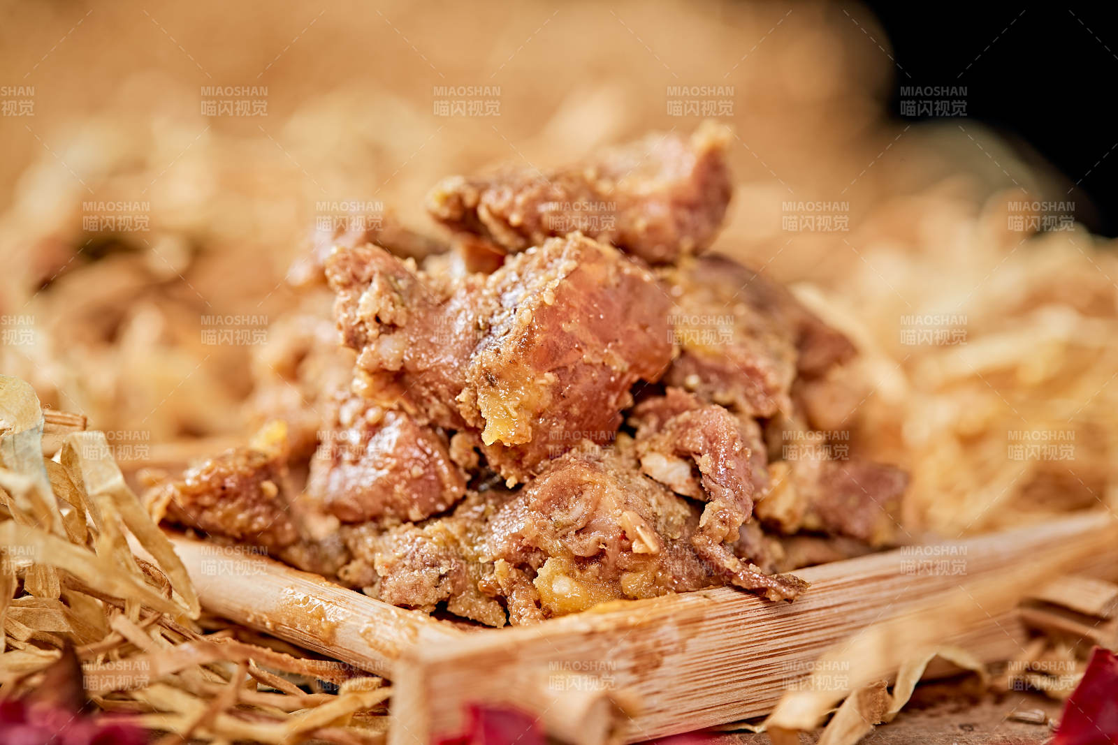 木质背景上摆放的自然香辣牛筋肉图片