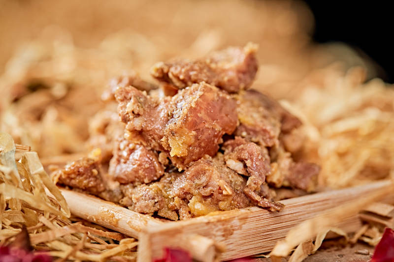 木质背景上摆放的自然香辣牛筋肉图片