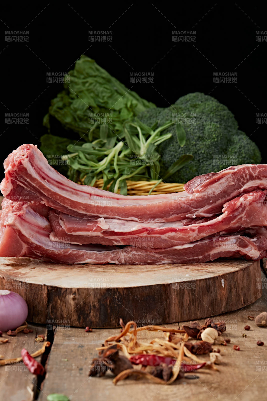 白色背景下的生鲜猪肋排图片