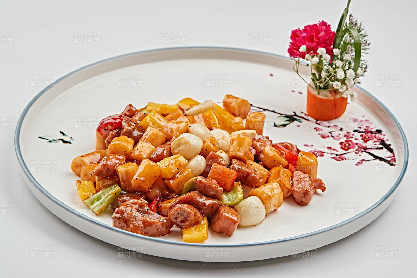 白色瓷盘装的黑椒杏鲍菇牛仔粒图片