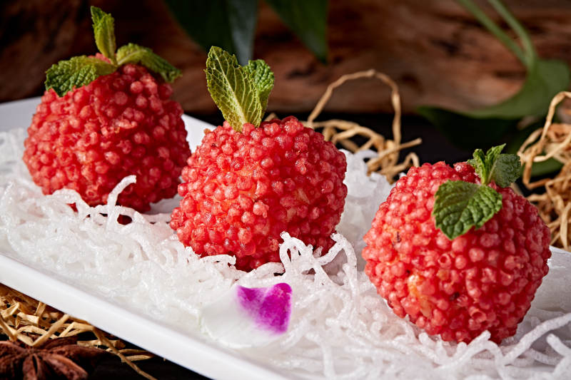 白瓷盘装的精美摆盘的荔枝大虾球图片